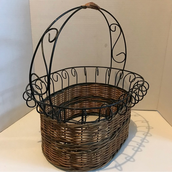 Rattan basket with metal/wire rim - Picture 4 of 8